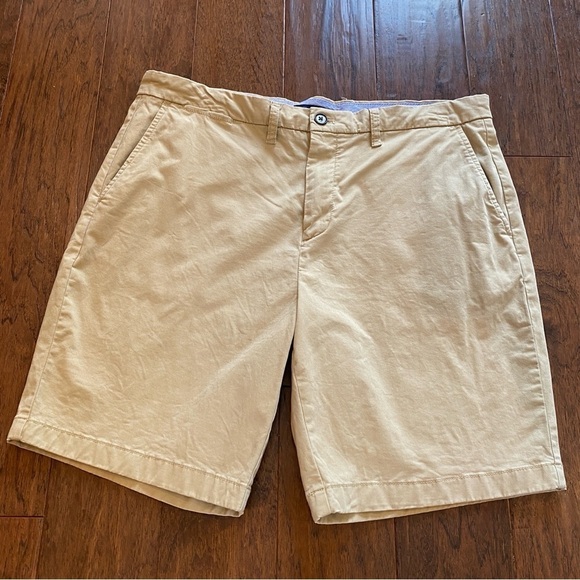 2 EUC Tommy Hilfiger flat front khaki shorts 36 - Picture 4 of 13